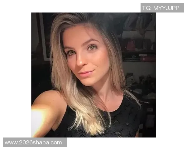 马内与20岁妻子相差13岁她夺冠后首次亮相回忆学生时代相识经历